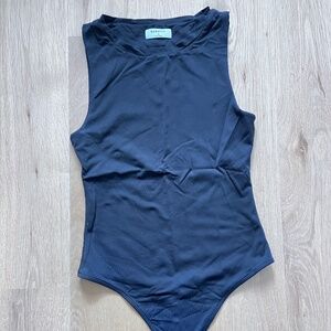 Aritzia | Babaton | Contour Crew Neck Bodysuit | Size M